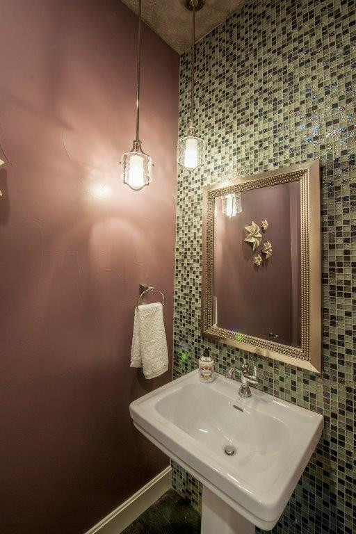 Immagine di un bagno di servizio contemporaneo di medie dimensioni con piastrelle marroni, piastrelle verdi, piastrelle a mosaico, pareti marroni e lavabo a colonna