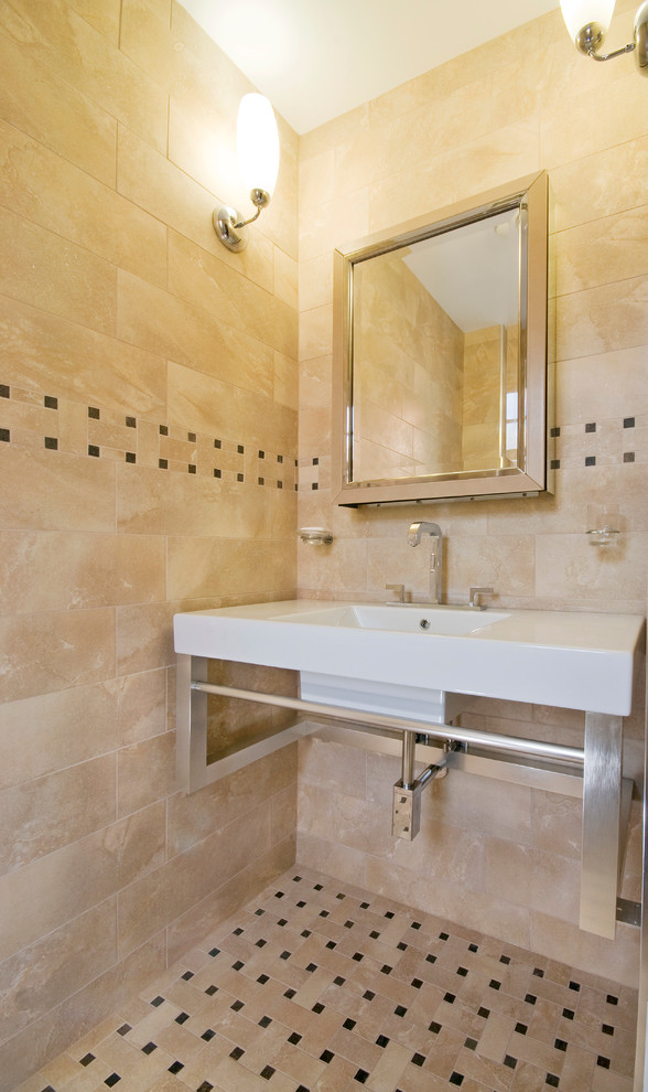 Idée de décoration pour un petit WC et toilettes design avec un lavabo suspendu, WC à poser, un carrelage beige, des carreaux de porcelaine, un mur beige et un sol en carrelage de porcelaine.