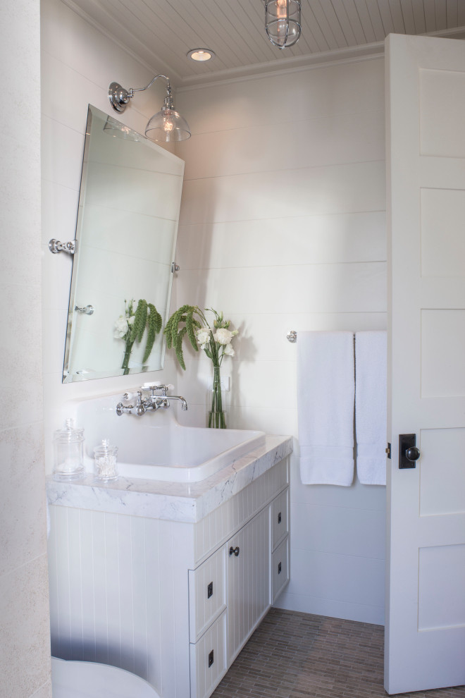 ロサンゼルスにある中くらいなトランジショナルスタイルのおしゃれなトイレ・洗面所 (ルーバー扉のキャビネット、白いキャビネット、白い壁、オーバーカウンターシンク、グレーの床、グレーの洗面カウンター、フローティング洗面台) の写真