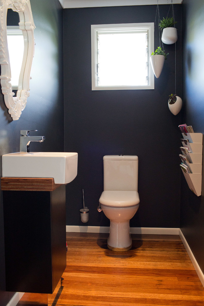 Свежая идея для дизайна: маленький туалет в стиле фьюжн с черными стенами, столешницей из дерева и коричневой столешницей для на участке и в саду - отличное фото интерьера