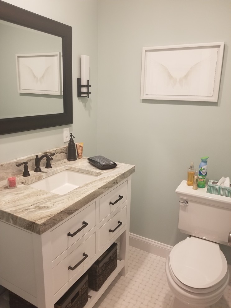 Idéer för att renovera ett litet funkis beige beige toalett, med släta luckor, vita skåp, en toalettstol med separat cisternkåpa, gröna väggar, klinkergolv i keramik, ett nedsänkt handfat, laminatbänkskiva och vitt golv