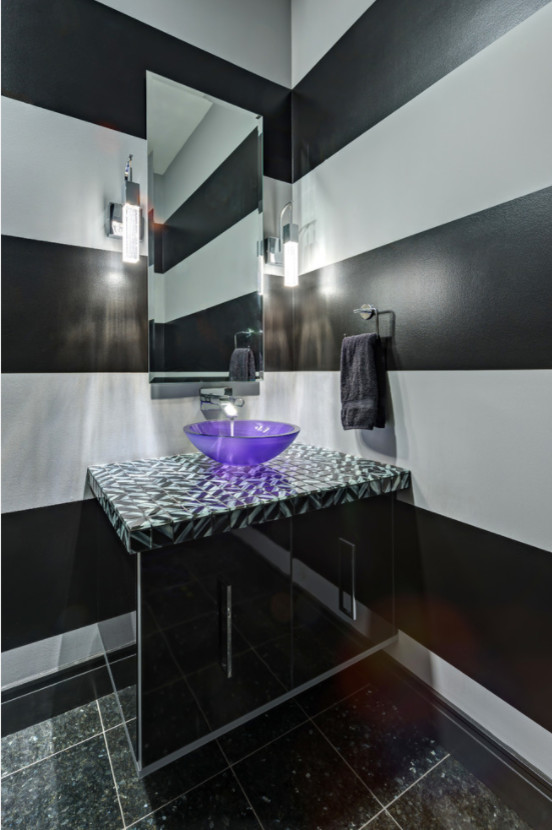 Exempel på ett mellanstort eklektiskt flerfärgad flerfärgat toalett, med släta luckor, svarta skåp, svarta väggar, terrazzogolv, ett fristående handfat, kaklad bänkskiva och svart golv