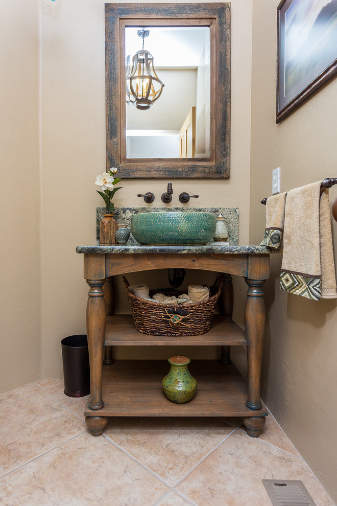 Exempel på ett litet rustikt toalett, med öppna hyllor, gröna skåp, en toalettstol med separat cisternkåpa, klinkergolv i keramik, ett fristående handfat, granitbänkskiva och brunt golv