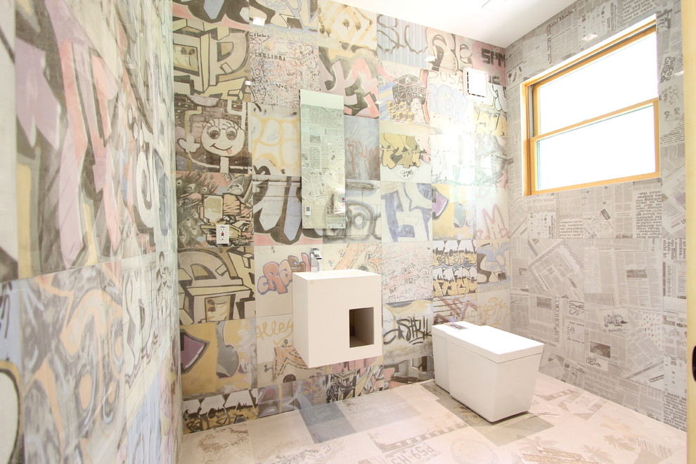 Ejemplo de aseo ecléctico con lavabo suspendido, sanitario de una pieza, baldosas y/o azulejos multicolor, baldosas y/o azulejos de cerámica y paredes multicolor