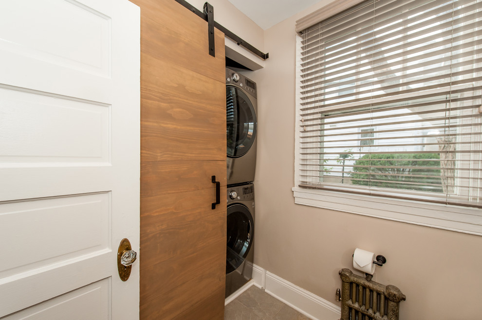Foto de lavadero clásico renovado de tamaño medio con puertas de armario de madera en tonos medios, paredes beige y suelo de baldosas de cerámica