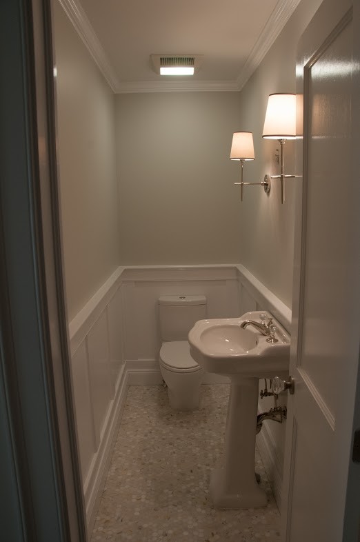 Esempio di un piccolo bagno di servizio classico con WC a due pezzi, pareti grigie, pavimento con piastrelle in ceramica, lavabo a colonna e pavimento grigio