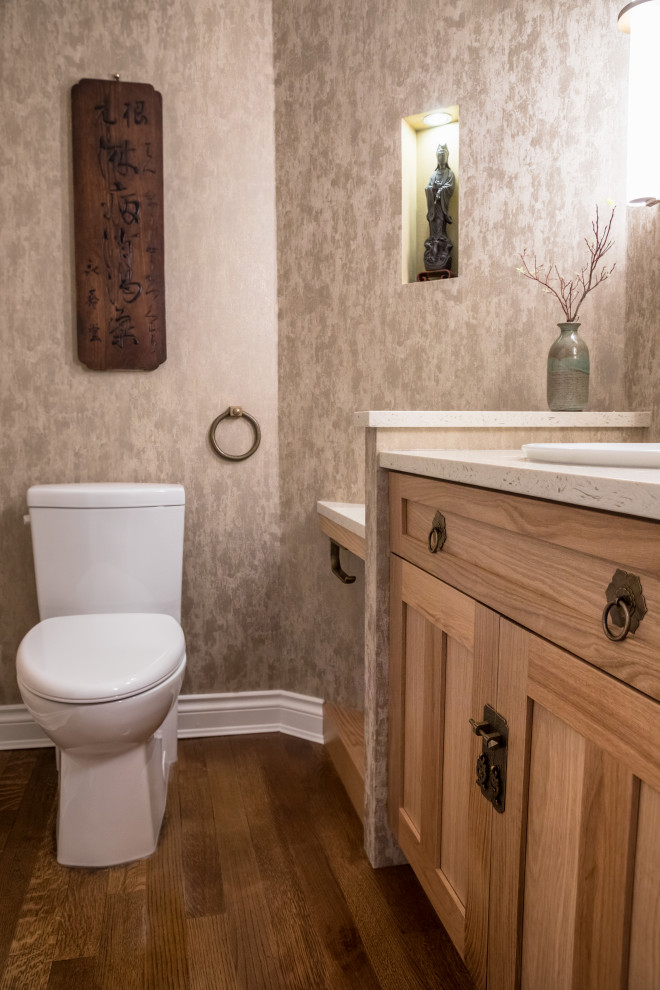 Inspiration för ett litet vintage vit vitt toalett, med skåp i shakerstil, skåp i mellenmörkt trä, en toalettstol med separat cisternkåpa, mellanmörkt trägolv, ett nedsänkt handfat, bänkskiva i kvarts och brunt golv