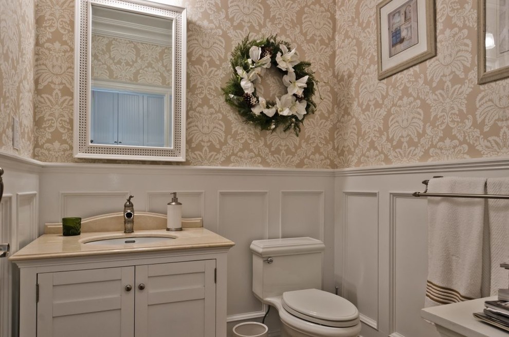Mittelgroße Klassische Gästetoilette mit Schrankfronten im Shaker-Stil, weißen Schränken, beiger Wandfarbe, Unterbauwaschbecken, Quarzwerkstein-Waschtisch und beiger Waschtischplatte in New York