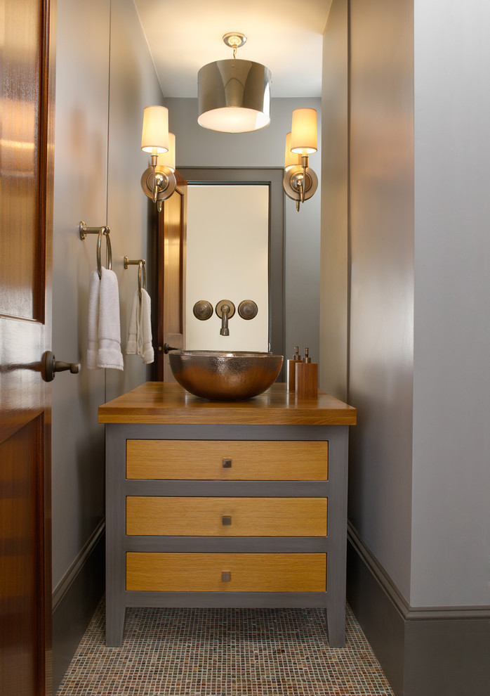ワシントンD.C.にあるトランジショナルスタイルのおしゃれなトイレ・洗面所 (ベッセル式洗面器、木製洗面台、モザイクタイル) の写真