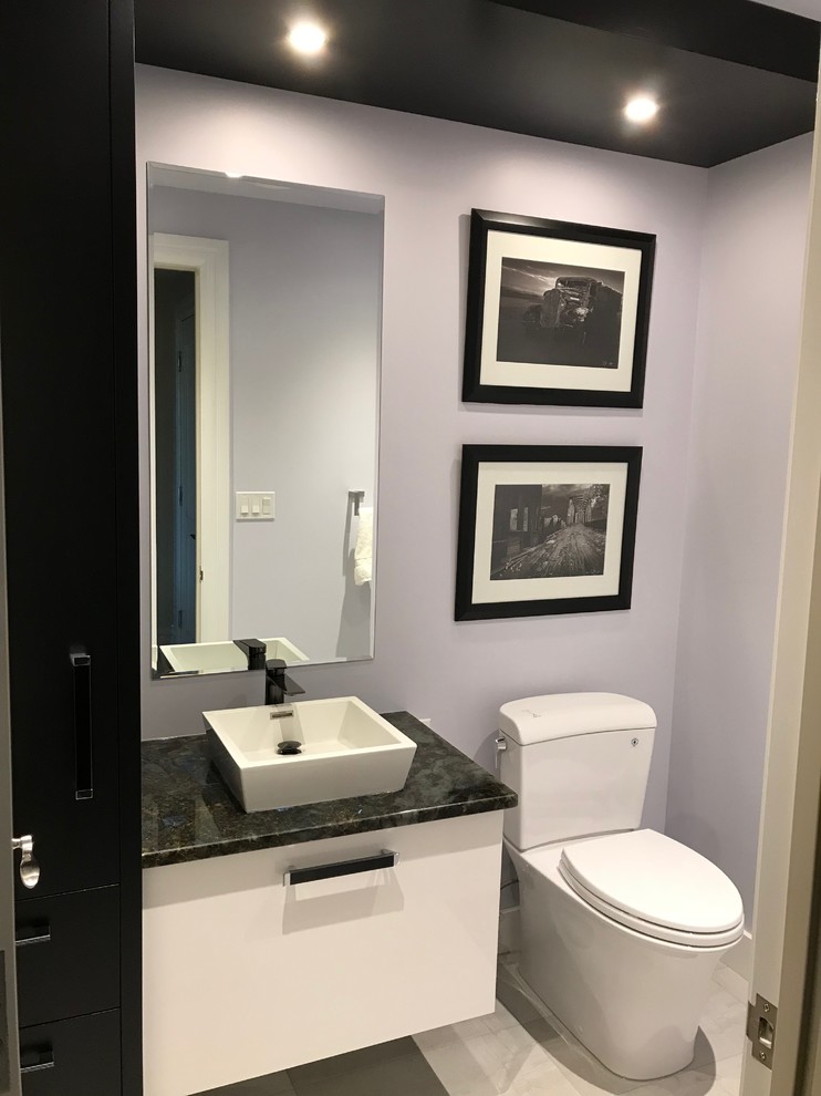 Cette image montre un petit WC et toilettes minimaliste avec un placard à porte plane, des portes de placard blanches, WC séparés, un mur violet, un sol en carrelage de céramique, un lavabo de ferme, un plan de toilette en granite et un sol beige.