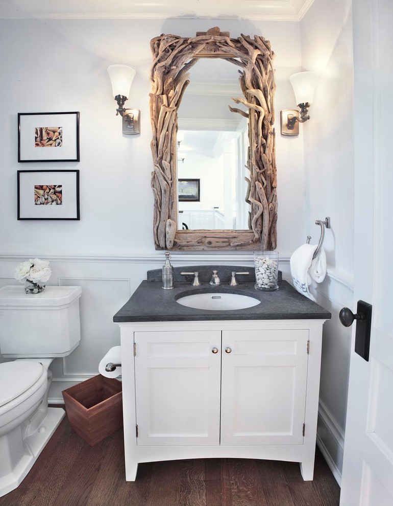 Cette photo montre un WC et toilettes bord de mer avec un lavabo encastré, un placard à porte shaker et des portes de placard blanches.