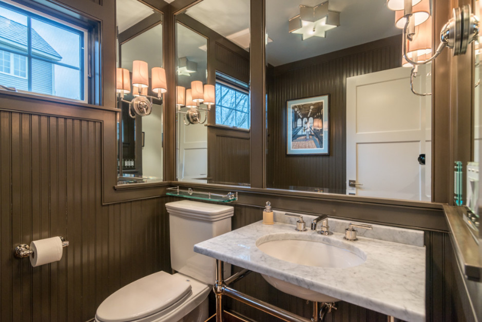 Mittelgroße Klassische Gästetoilette mit Wandtoilette mit Spülkasten, brauner Wandfarbe, Wandwaschbecken und Marmor-Waschbecken/Waschtisch in Boston