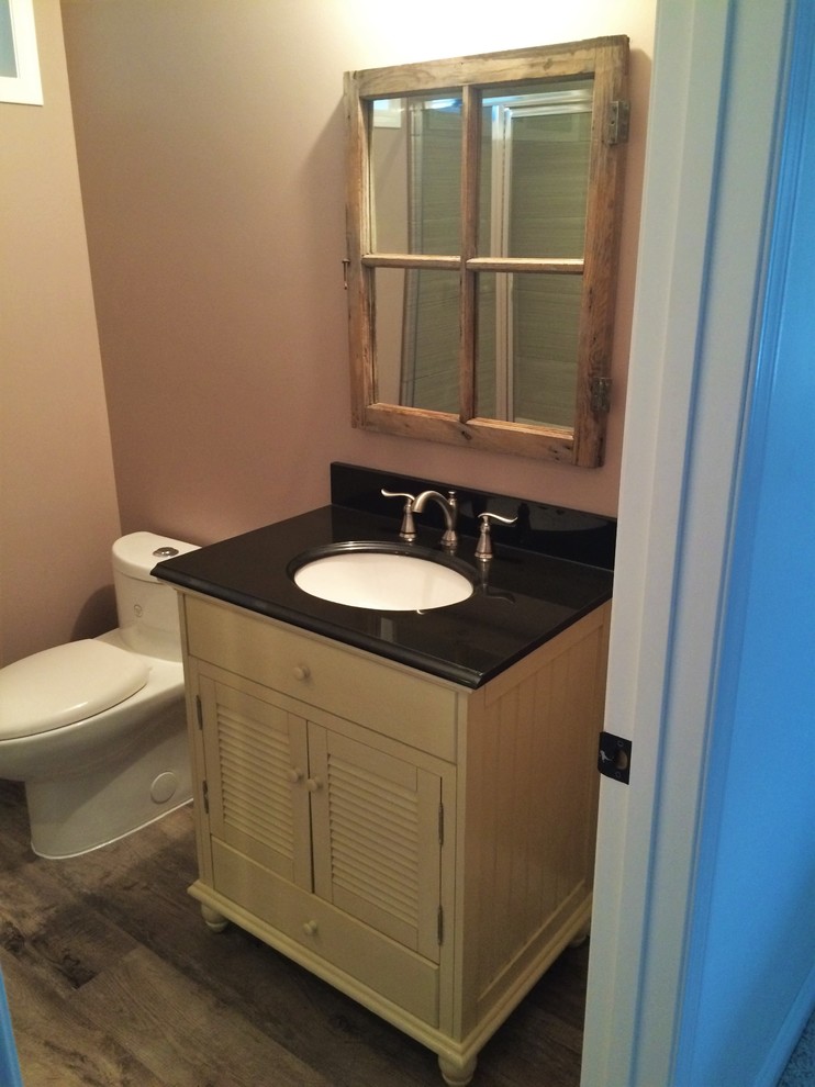Bild på ett mellanstort shabby chic-inspirerat toalett, med en toalettstol med hel cisternkåpa, beige väggar, ett undermonterad handfat, möbel-liknande, vita skåp, klinkergolv i porslin och granitbänkskiva