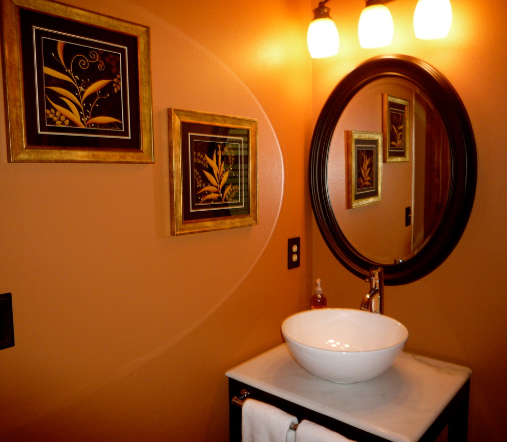 Свежая идея для дизайна: туалет в современном стиле с раковиной с пьедесталом, фасадами островного типа, мраморной столешницей и оранжевыми стенами - отличное фото интерьера