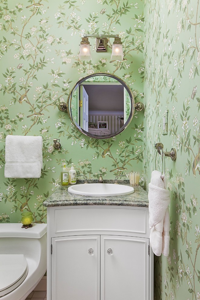На фото: туалет в классическом стиле с унитазом-моноблоком, зелеными стенами и консольной раковиной с