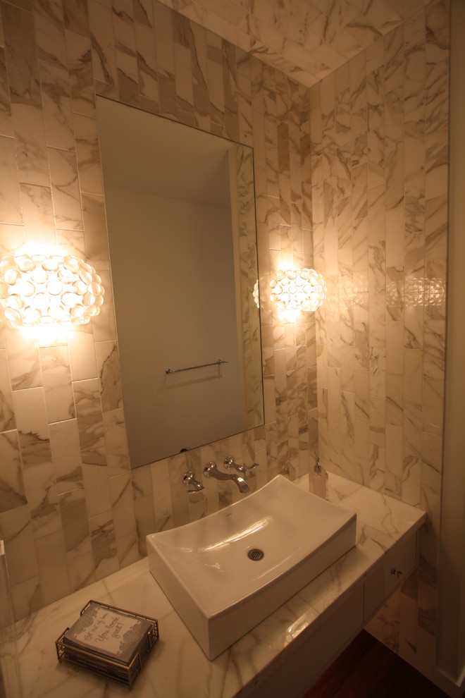 Inspiration för moderna toaletter, med ett fristående handfat, släta luckor, vita skåp, marmorbänkskiva, stenkakel och vita väggar