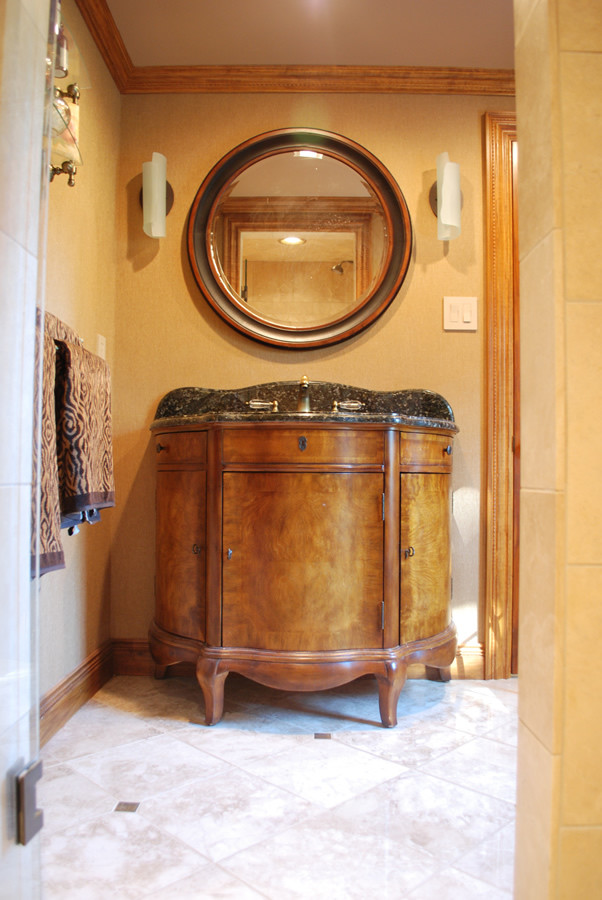 Exempel på ett mellanstort klassiskt toalett, med möbel-liknande, skåp i mellenmörkt trä, beige väggar, klinkergolv i keramik, granitbänkskiva, beiget golv och ett undermonterad handfat