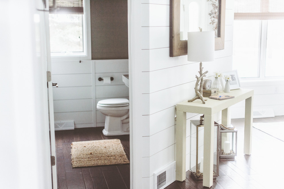 Mittelgroße Klassische Gästetoilette mit Toilette mit Aufsatzspülkasten, weißer Wandfarbe, dunklem Holzboden und braunem Boden in Sonstige