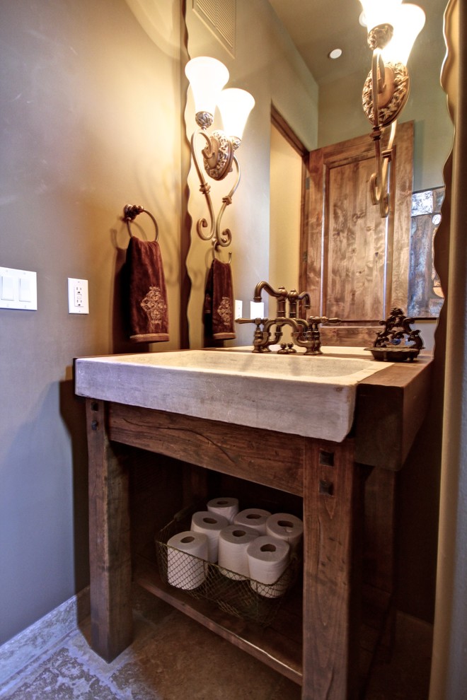 Réalisation d'un petit WC et toilettes chalet en bois vieilli avec un mur gris, un lavabo posé, un plan de toilette en bois et un plan de toilette marron.