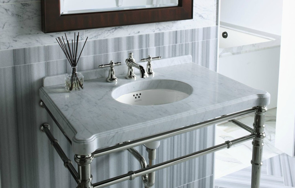Idéer för ett mellanstort modernt toalett, med möbel-liknande, grå kakel, porslinskakel, grå väggar, vinylgolv, ett undermonterad handfat, marmorbänkskiva och grått golv