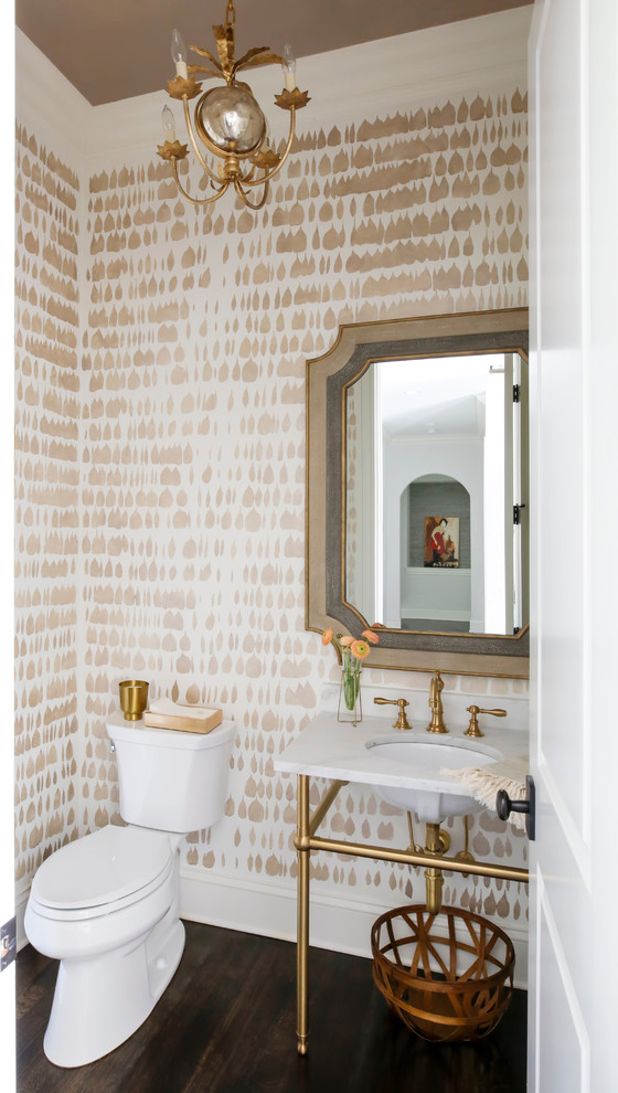 Inspiration pour un WC et toilettes traditionnel avec WC séparés, un mur multicolore, parquet foncé, un lavabo encastré et un sol marron.