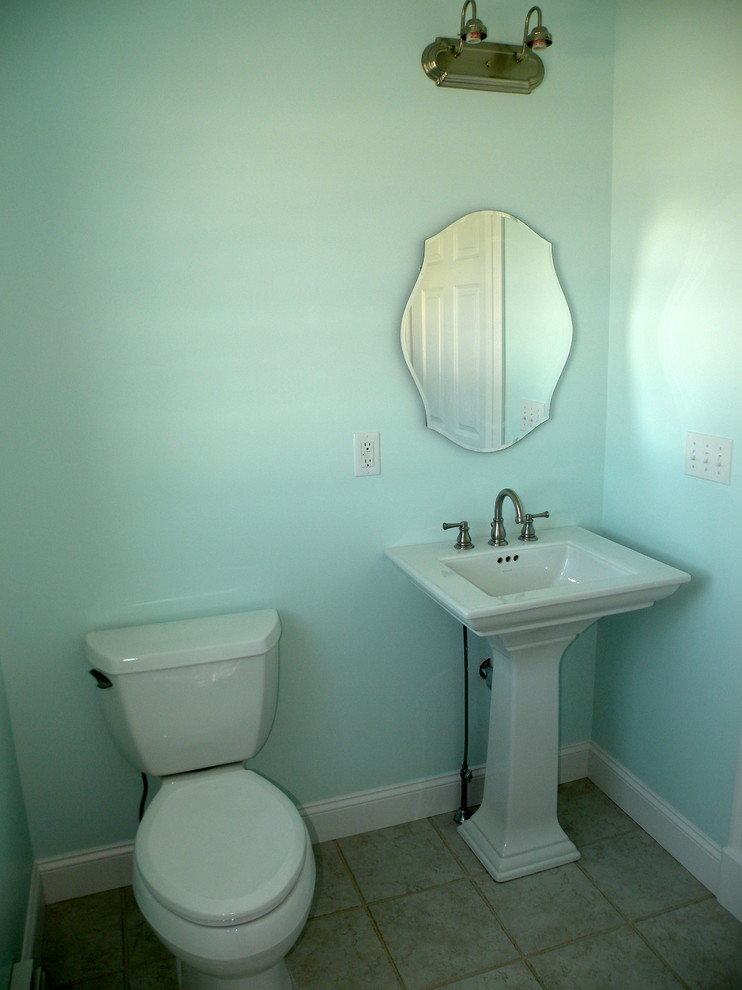 Foto på ett litet vintage toalett, med öppna hyllor, en toalettstol med separat cisternkåpa, blå väggar, klinkergolv i keramik och ett piedestal handfat