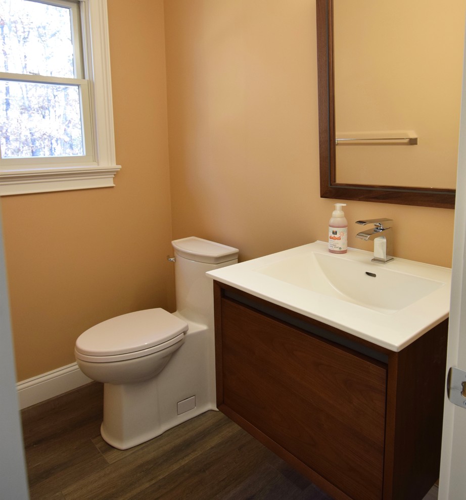 Immagine di un bagno di servizio moderno di medie dimensioni con ante lisce, ante in legno bruno, WC monopezzo, pavimento in gres porcellanato, lavabo a consolle, top in quarzo composito, pavimento marrone e top bianco