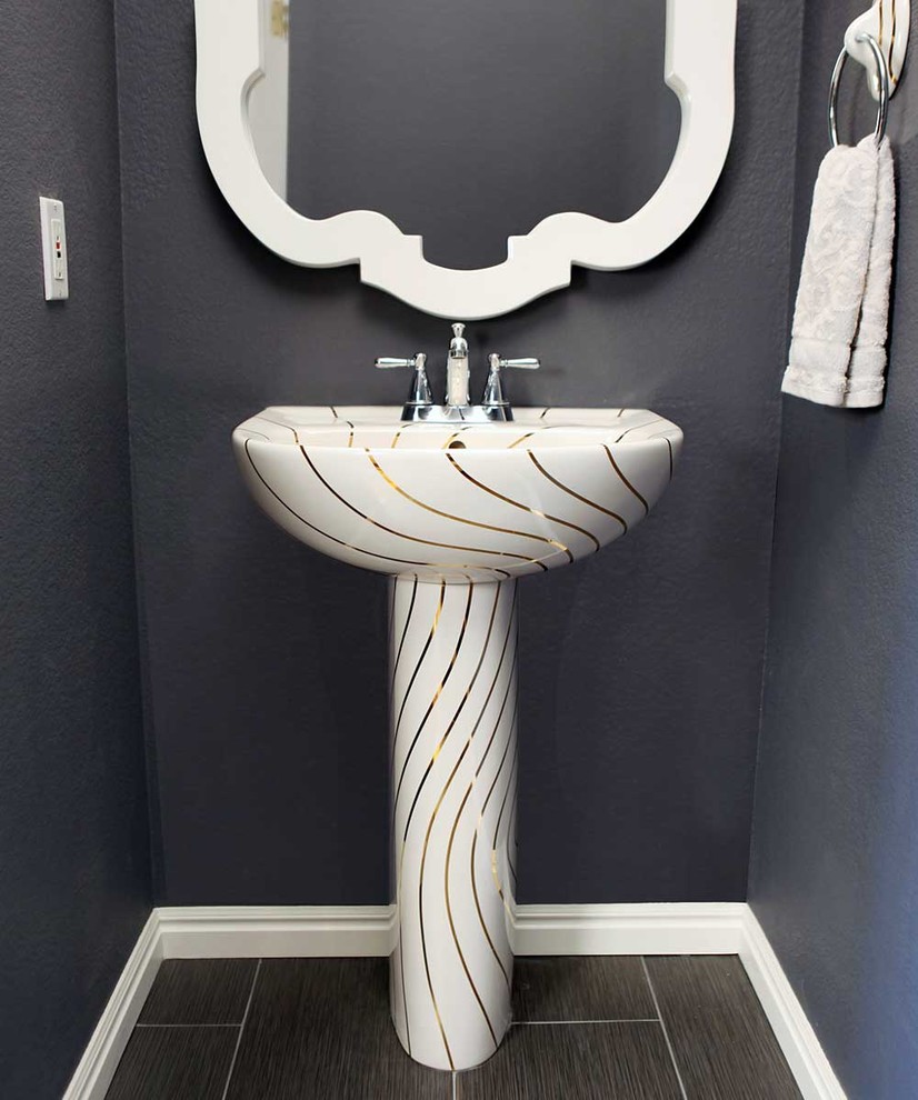 Foto di un piccolo bagno di servizio design con lavabo a colonna, WC a due pezzi, piastrelle grigie e pavimento con piastrelle in ceramica