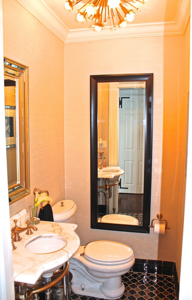 Réalisation d'un petit WC et toilettes design avec un lavabo encastré, un plan de toilette en marbre, WC séparés, un carrelage noir, un mur beige et un sol en carrelage de céramique.