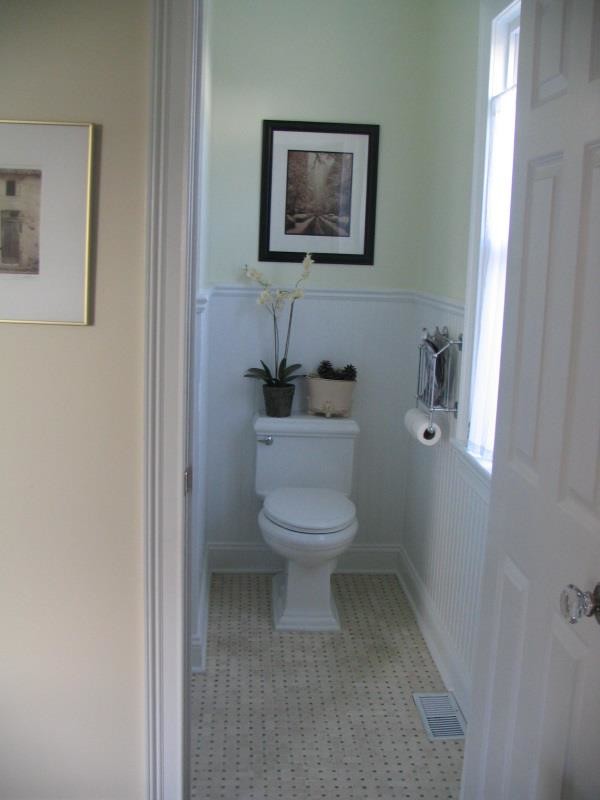 Стильный дизайн: туалет в морском стиле с накладной раковиной, столешницей из дерева, унитазом-моноблоком, бежевой плиткой и желтыми стенами - последний тренд