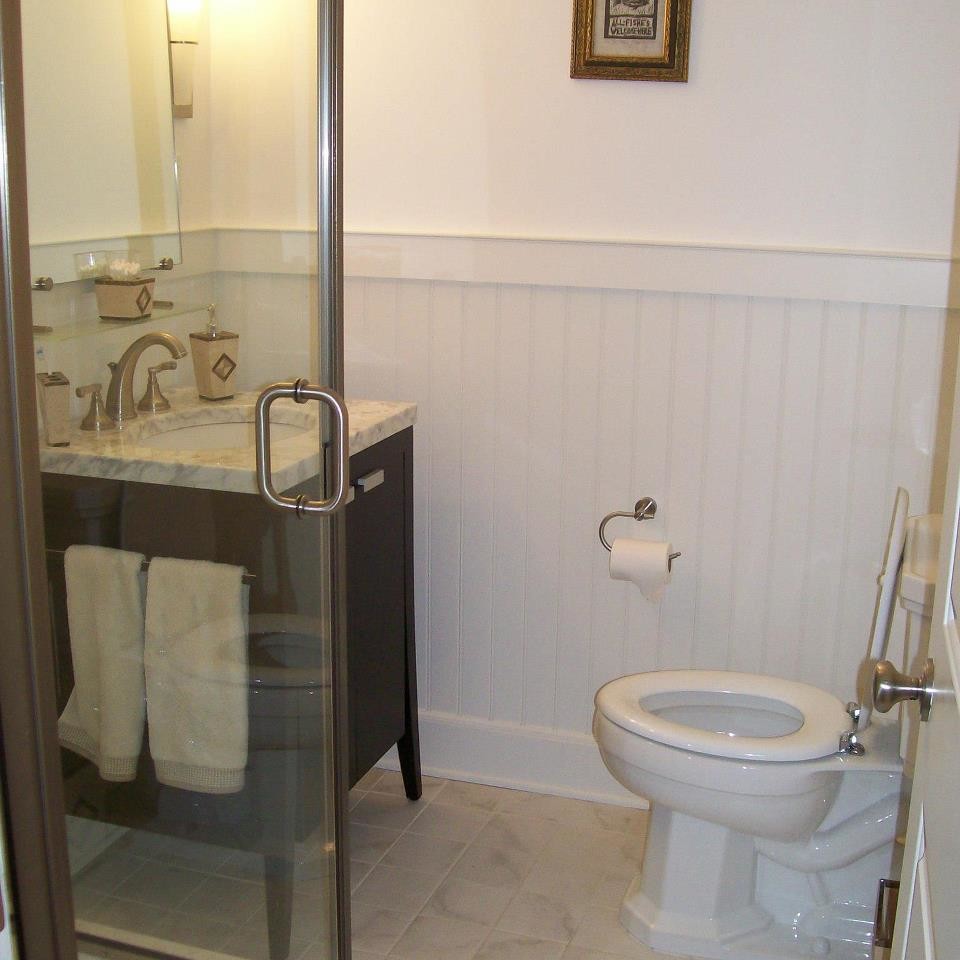 Идея дизайна: туалет в морском стиле с накладной раковиной, мраморной столешницей, унитазом-моноблоком, бежевой плиткой и белыми стенами