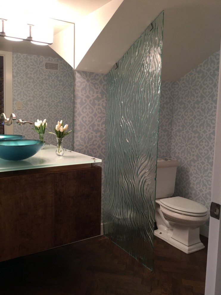 Источник вдохновения для домашнего уюта: туалет среднего размера в стиле неоклассика (современная классика) с раздельным унитазом, разноцветными стенами, темным паркетным полом, настольной раковиной, стеклянной столешницей и коричневым полом