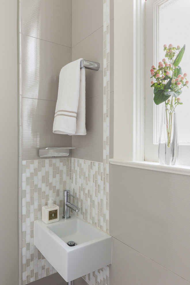 Idee per un piccolo bagno di servizio moderno con piastrelle multicolore, piastrelle in gres porcellanato e lavabo sospeso