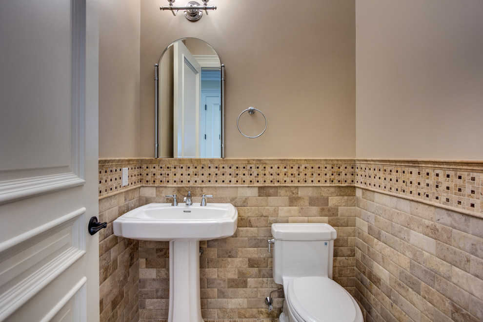 Foto di un bagno di servizio contemporaneo di medie dimensioni con WC monopezzo, piastrelle beige, piastrelle in pietra, pareti beige e lavabo a colonna