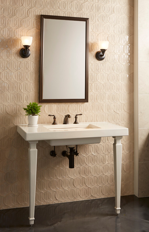 Esempio di un bagno di servizio classico di medie dimensioni con pareti beige, pavimento in cemento, lavabo integrato, top in superficie solida e pavimento grigio