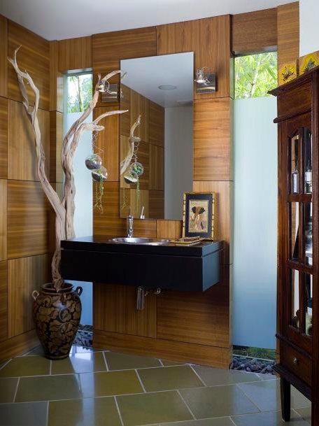На фото: туалет в современном стиле с накладной раковиной, фасадами островного типа, темными деревянными фасадами, столешницей из дерева и плиткой под дерево