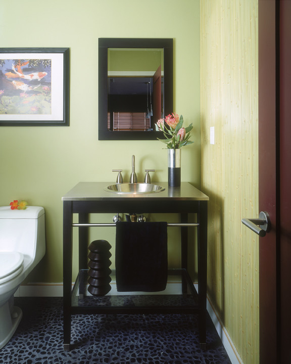 Пример оригинального дизайна: туалет в современном стиле с накладной раковиной, открытыми фасадами и столешницей из нержавеющей стали
