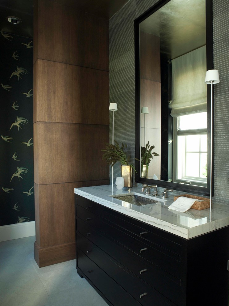 Idee per un bagno di servizio design con lavabo sottopiano, ante lisce, ante nere e piastrelle grigie
