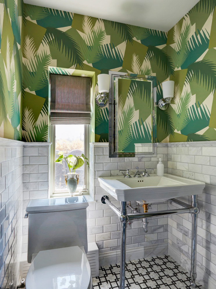 Esempio di un bagno di servizio chic con piastrelle bianche, pareti verdi, pavimento con piastrelle a mosaico, lavabo a consolle, pavimento multicolore e carta da parati