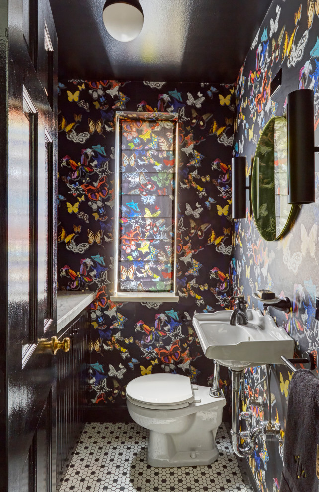Diseño de aseo clásico renovado con paredes multicolor, suelo con mosaicos de baldosas, lavabo suspendido, suelo multicolor y papel pintado
