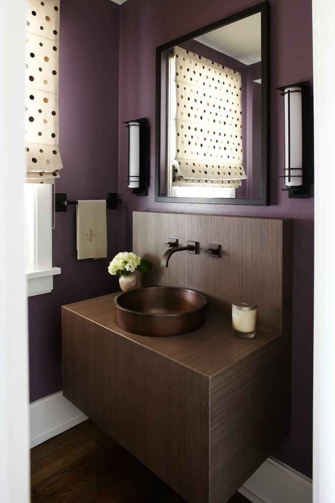Moderne Gästetoilette mit Aufsatzwaschbecken, flächenbündigen Schrankfronten, dunklen Holzschränken, lila Wandfarbe und dunklem Holzboden in Chicago