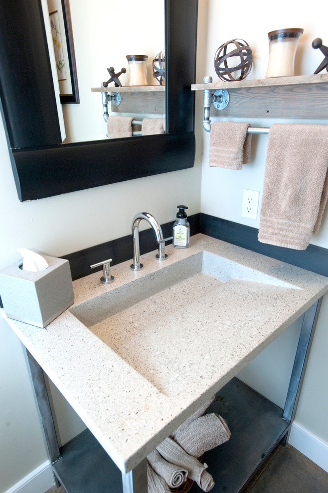 На фото: большой туалет в стиле лофт с унитазом-моноблоком, серой плиткой, серыми стенами, бетонным полом и монолитной раковиной