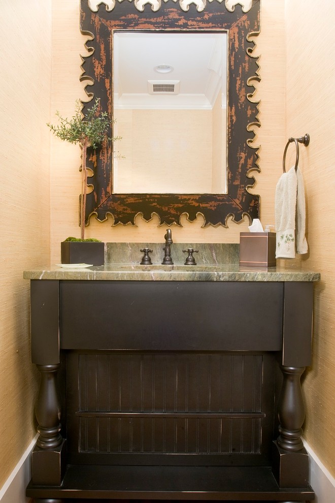 Стильный дизайн: туалет среднего размера в стиле неоклассика (современная классика) с зелеными фасадами, коричневыми стенами, врезной раковиной и столешницей из гранита - последний тренд