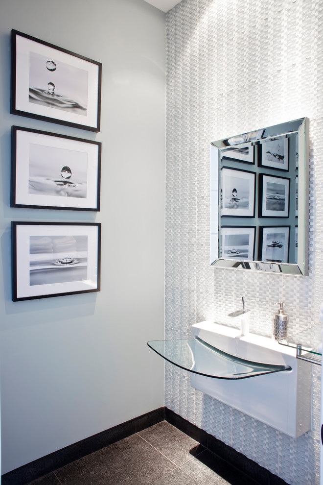 モントリオールにあるコンテンポラリースタイルのおしゃれなトイレ・洗面所 (壁付け型シンク、白いタイル、グレーの壁) の写真