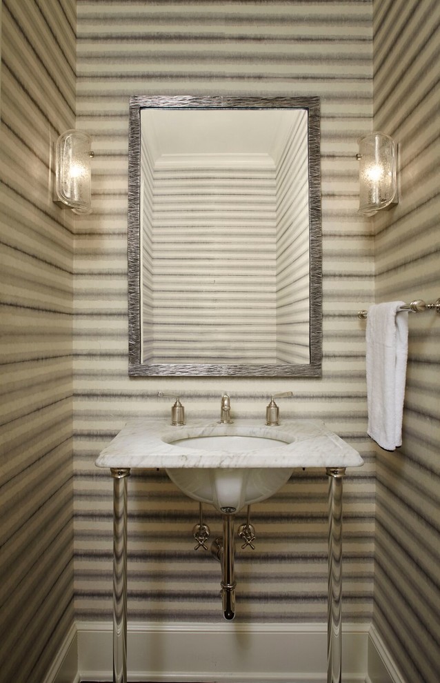 Ispirazione per un bagno di servizio classico con pareti multicolore e lavabo a consolle