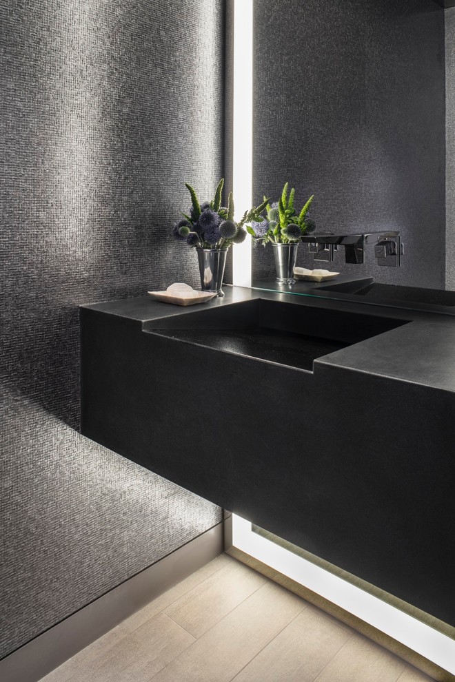 Moderne Gästetoilette mit grauer Wandfarbe, hellem Holzboden, integriertem Waschbecken und beigem Boden in New York