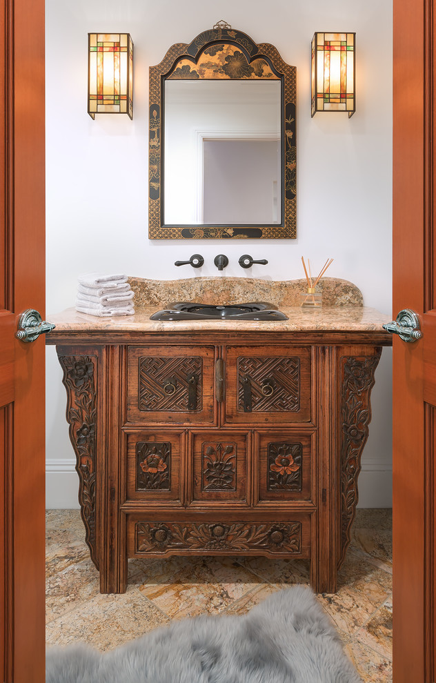 Ejemplo de aseo de estilo americano pequeño con armarios tipo mueble, puertas de armario de madera en tonos medios, paredes blancas, suelo de travertino, lavabo encastrado, encimera de mármol y encimeras beige