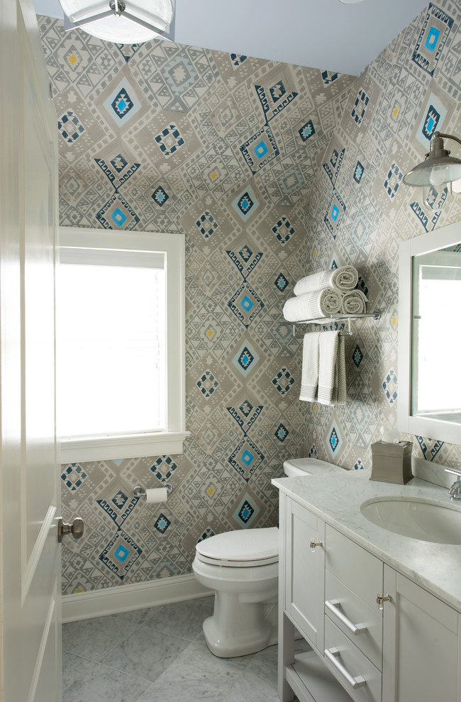 Immagine di un bagno di servizio stile marino con ante in stile shaker, ante bianche, lavabo sottopiano, pavimento grigio e top bianco