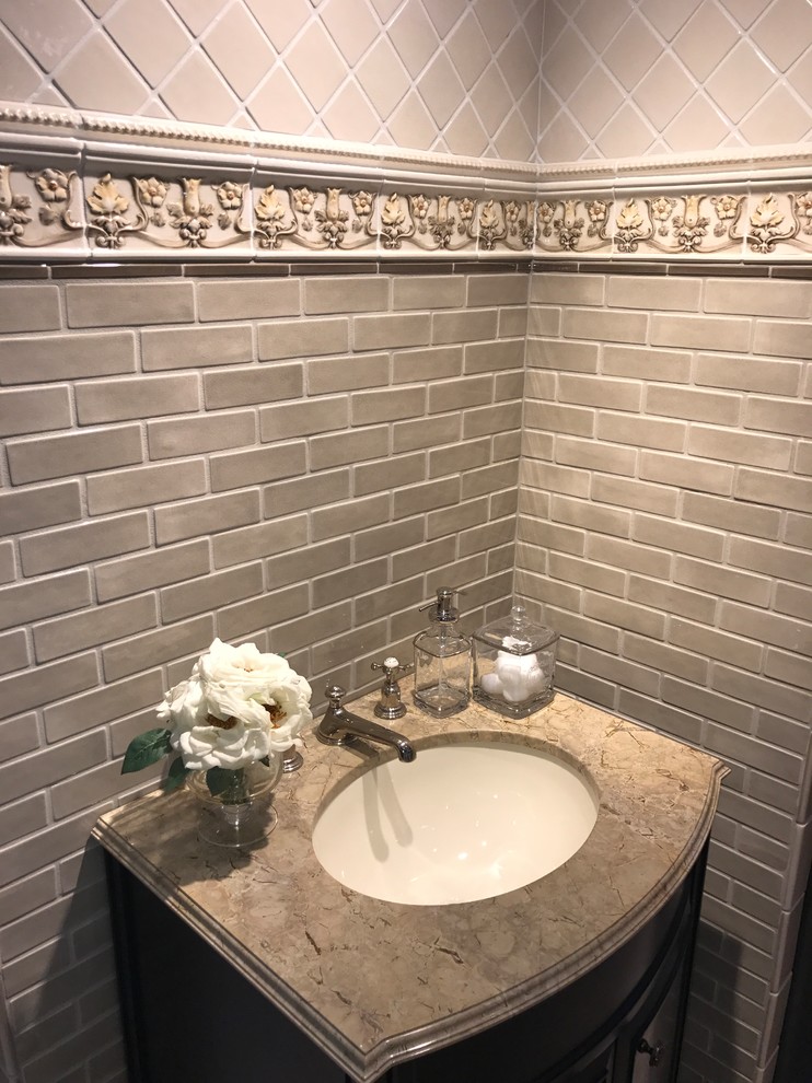 Idéer för att renovera ett litet vintage toalett, med möbel-liknande, skåp i mörkt trä, grå kakel, stenkakel, grå väggar, ett undermonterad handfat och granitbänkskiva