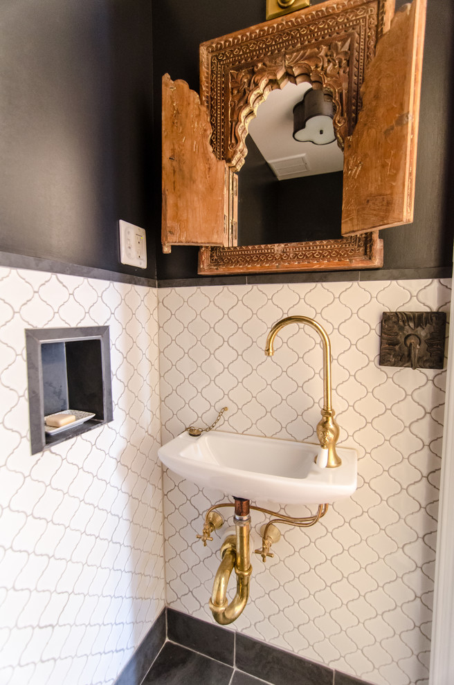 ニューヨークにあるエクレクティックスタイルのおしゃれなトイレ・洗面所 (壁付け型シンク、白いタイル) の写真